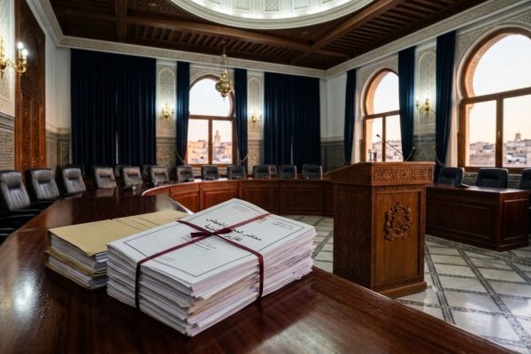 قاعة مؤسساتية مغربية فارغة برموز رسمية توحي بمداولات قانونية حول تنظيم المجلس الوطني للصحافة